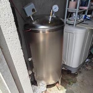 Automatischer Brunnenwasserbehälter aus Edelstahl mit Reinigungsanschluss und Isolierung, ideal für Zuhause, Landwirtschaft und Industrie